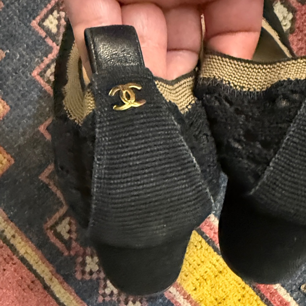 CHANEL Black and Tan Lace Flats - Picture 4 of 11